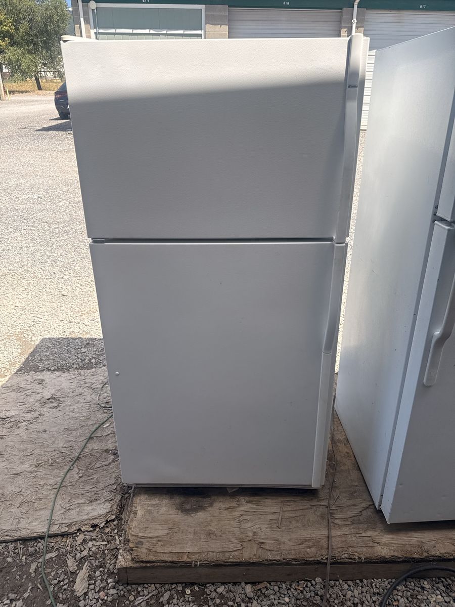 White Top-Freezer Refrigerator