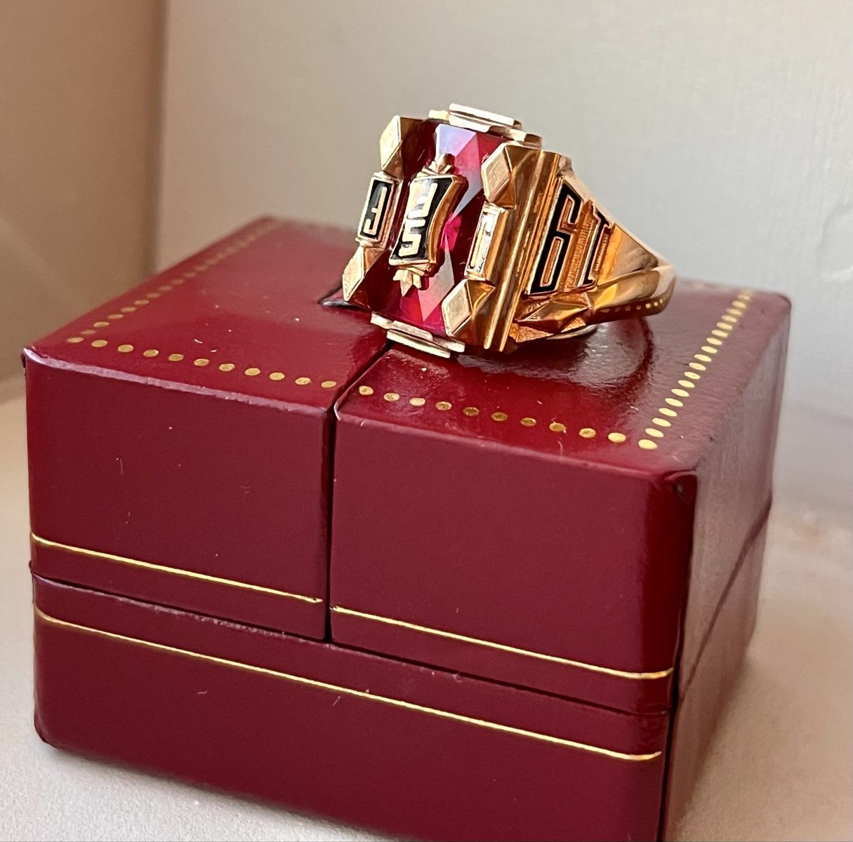 10K Gold Red Stone Class Ring size 9 weight 10 grams - Vintage Collectible Jewelry