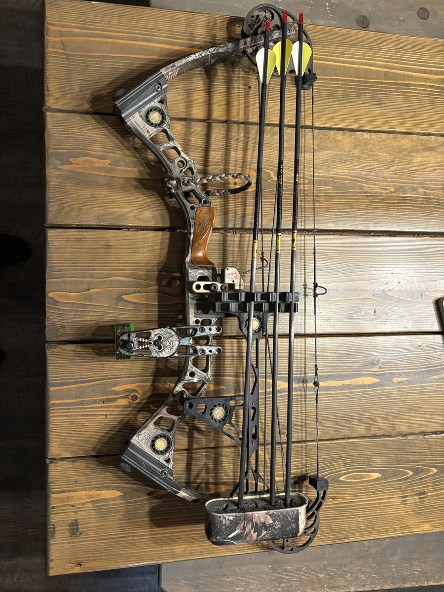 Mathews Outback Compound Bow with Arrows