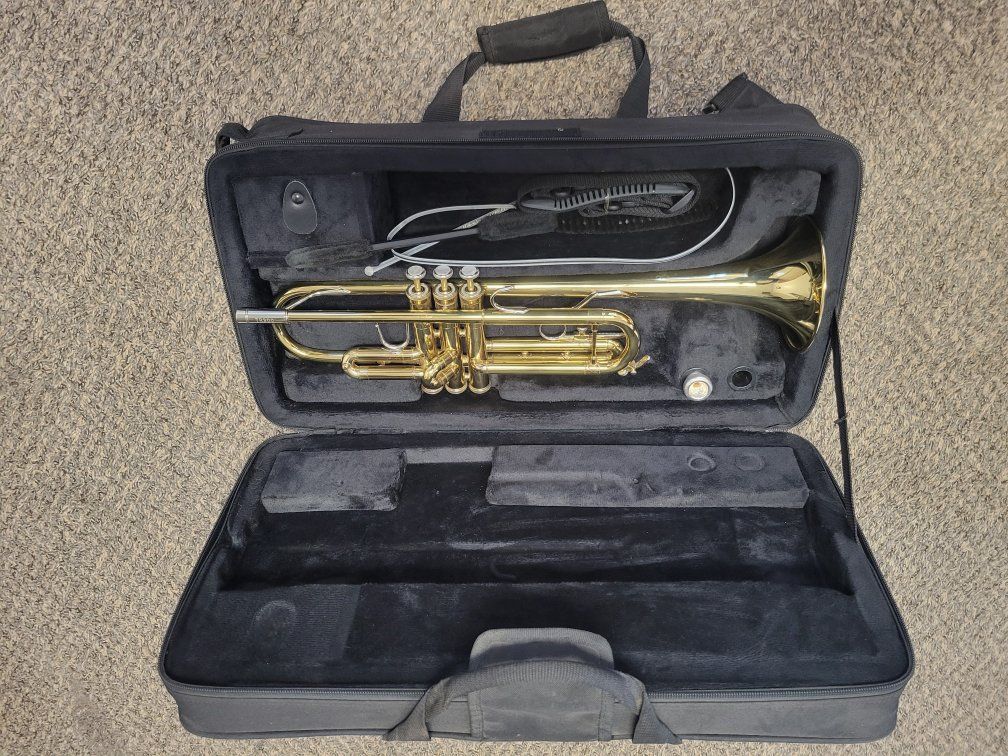 Trumpet Bach with max case. super nice case.4 books fun to learn