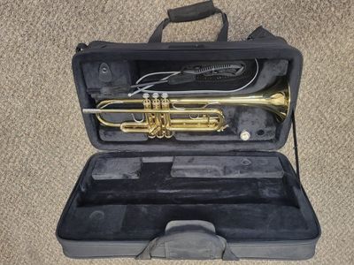 Trumpet Bach with max case. super nice case.4 books fun to learn