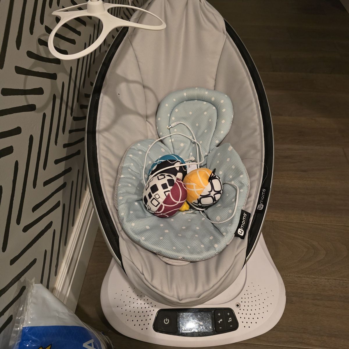 4moms mamaRoo 4.0 Infant Baby Swing/Bouncer Multi-Motion w/ Bluetooth & Newborn Insert