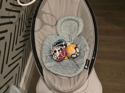 4moms mamaRoo 4.0 Infant Baby Swing/Bouncer Multi-Motion w/ Bluetooth & Newborn Insert
