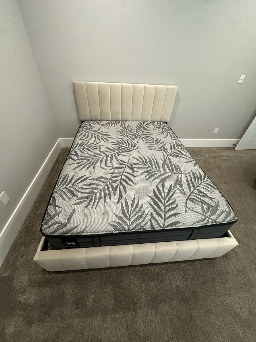 Queen Size Sealy Posturepedic Plus Mattress