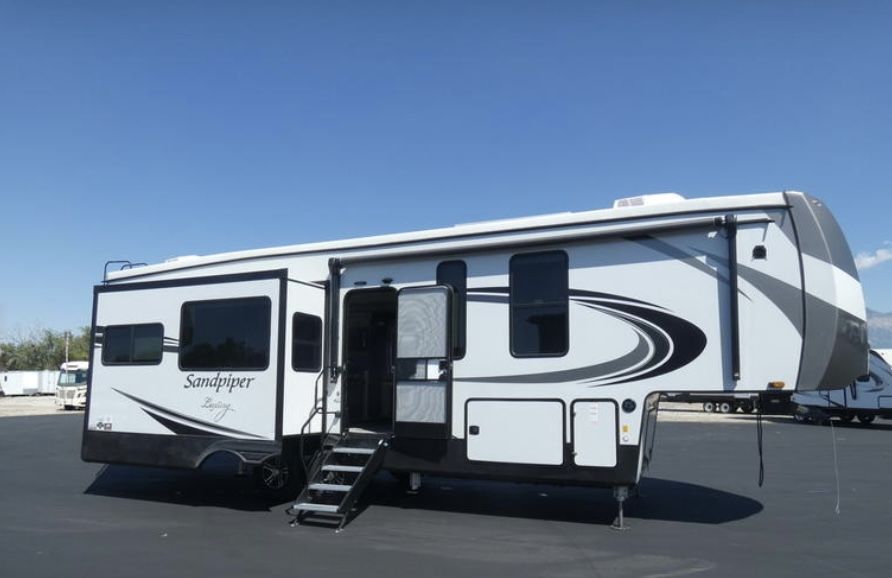 2022 Forest River Sandpiper Luxury 321RL 5th Wheel RV - 36ft