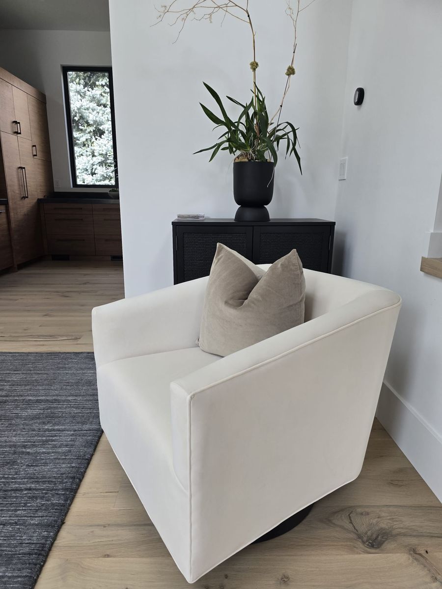 SAFAVIEH "Birdie" Swivel Accent Chair – Pristine Condition! ( Restoration Hardware dupe )