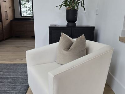 SAFAVIEH "Birdie" Swivel Accent Chair – Pristine Condition! ( Restoration Hardware dupe )