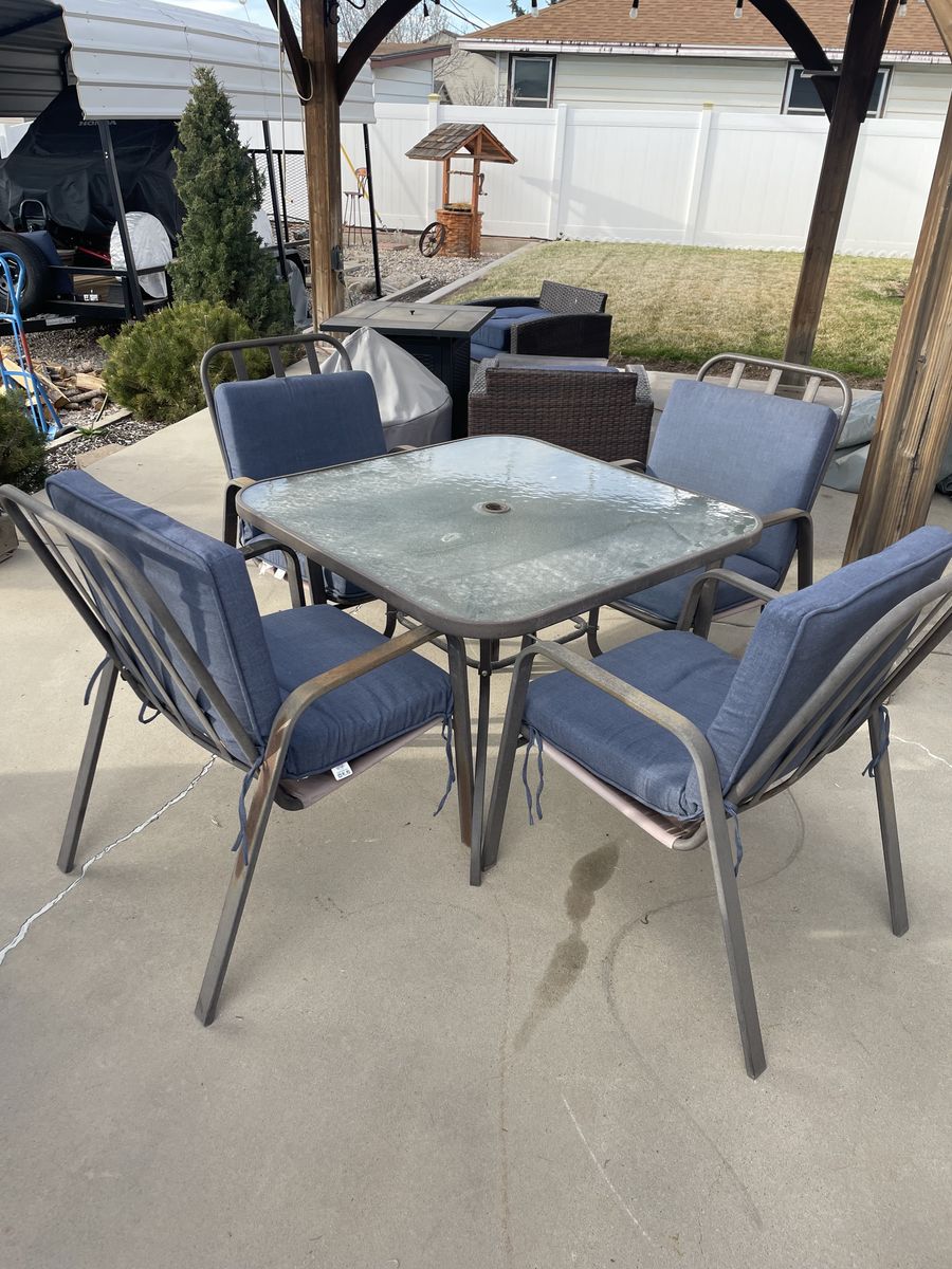 Dining Table & Chairs W/Umbrella