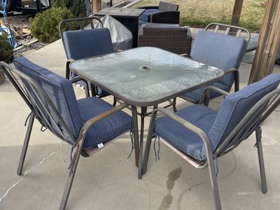 Dining Table & Chairs W/Umbrella