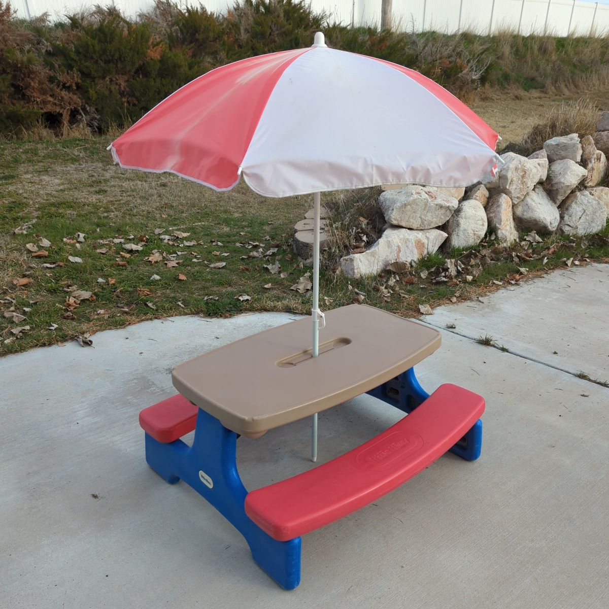 KIDS PICNIC TABLE WITH UMBRELLA