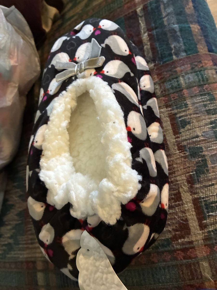 Fuzzy Babba Penguin Slippers - One Size (Fits Shoe Sizes 7-9.5) brand new