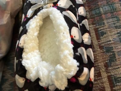 Fuzzy Babba Penguin Slippers - One Size (Fits Shoe Sizes 7-9.5) brand new