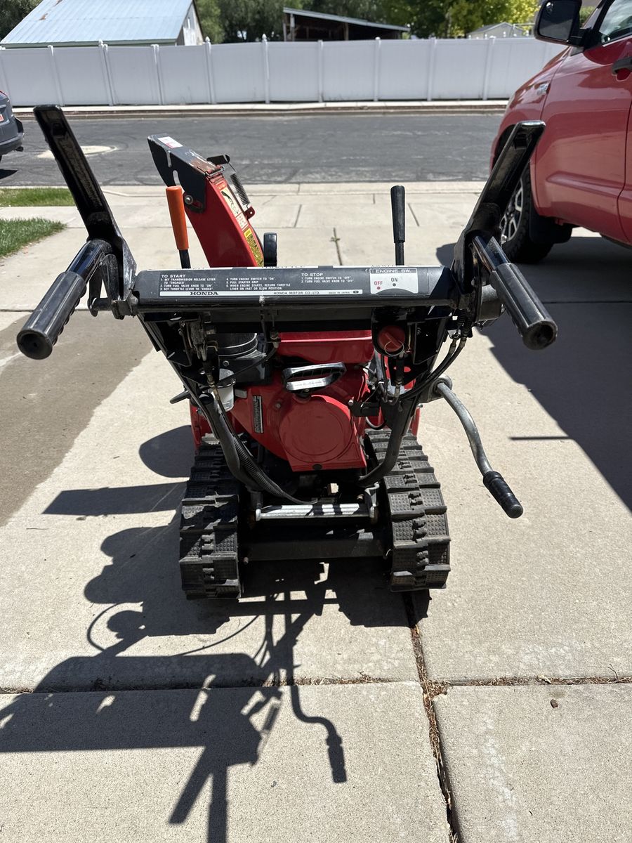 Honda HS928 Tracked Snow Blower - Works Great! Ready for Winter