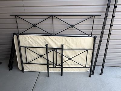 Single day bed and mattress
