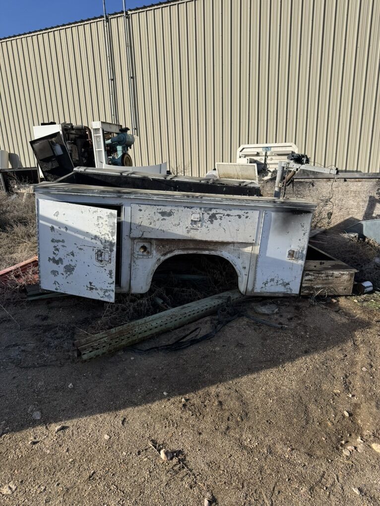 Service Bed With Crane