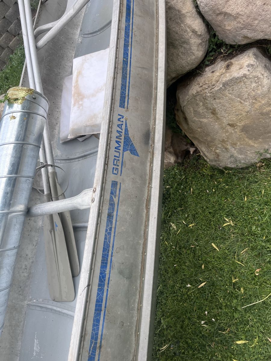 Grumman Aluminum Canoe - Classic 15ft Watercraft with Oars