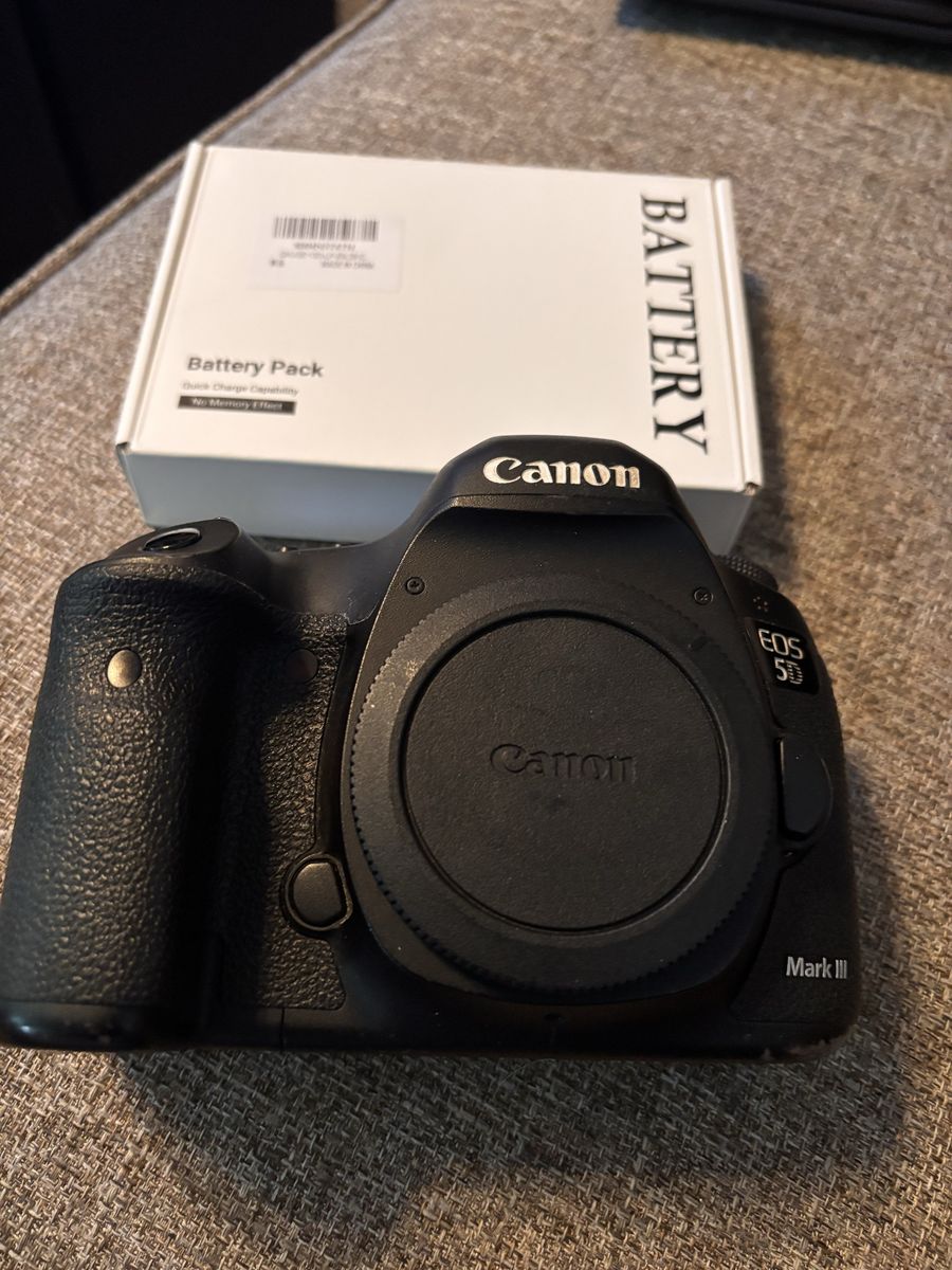 Wow, sweet canon EOS 5D mark iii camera bods w/acc