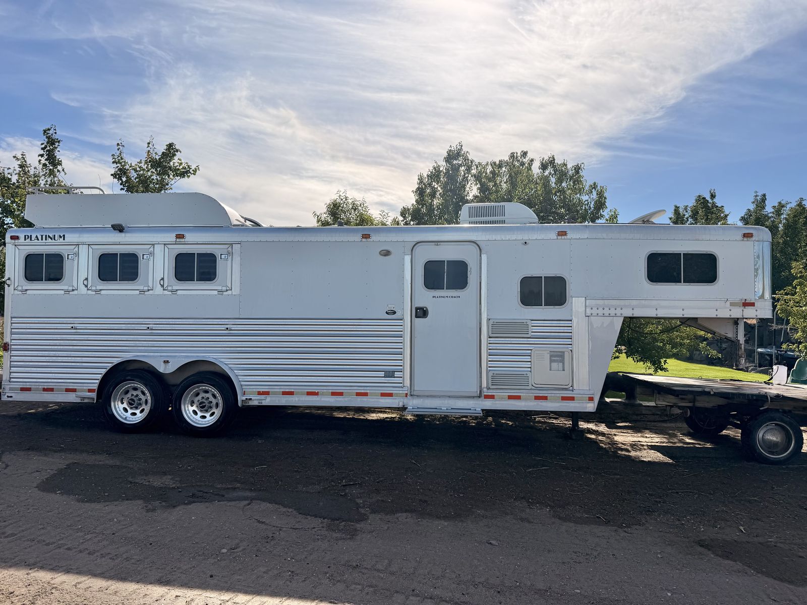 2003 Platinum Coach Outlaw – 3 Horse Slant with Full Living Quarters