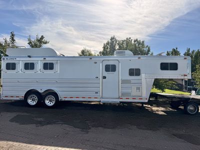 2003 Platinum Coach Outlaw – 3 Horse Slant with Full Living Quarters