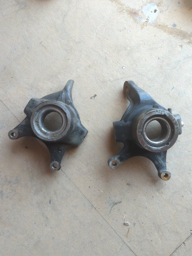 Used Auto Parts - Front Wheel Hubs / Spindles (Pair) Polaris 1000XP