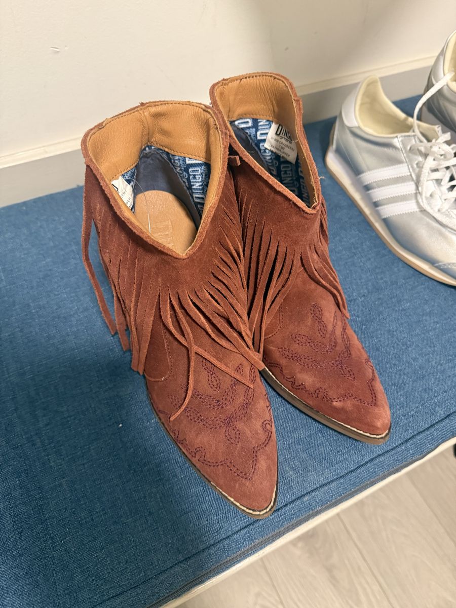Dingo Women's Cranberry Suede Fringe Western Ankle Booties - Size 7.5M
