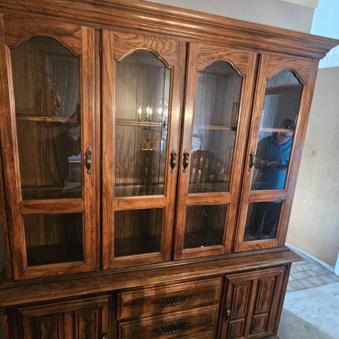 Solid Oak China Cabinet/Hutch Beautiful Condition