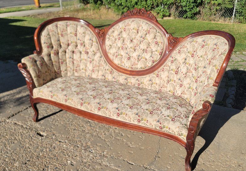 Beautiful Mid-20th Century Victorian Kimball Carved Solid Mahogany Sofa.