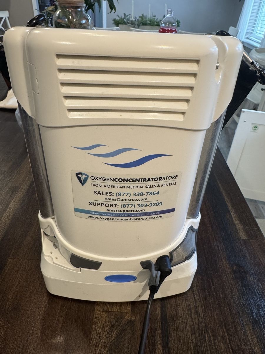 Caire Freestlyle comfort portable oxygen concentrator. Backpack and extra charging cord. 