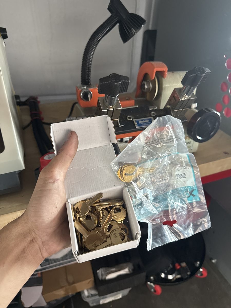 Key Blanks to cut duplicate  -- New, Uncut Keys and handyman