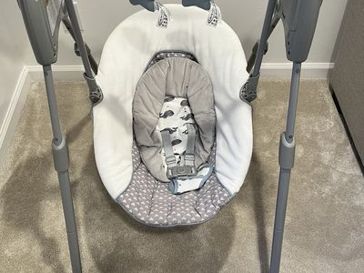 Graco Baby Glider Swing - Gently Used, Soothing Motion & Mobile
