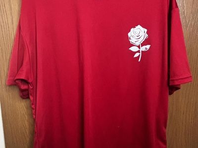 Red Short Sleeve T-Shirt with White Rose Graphic - Size L