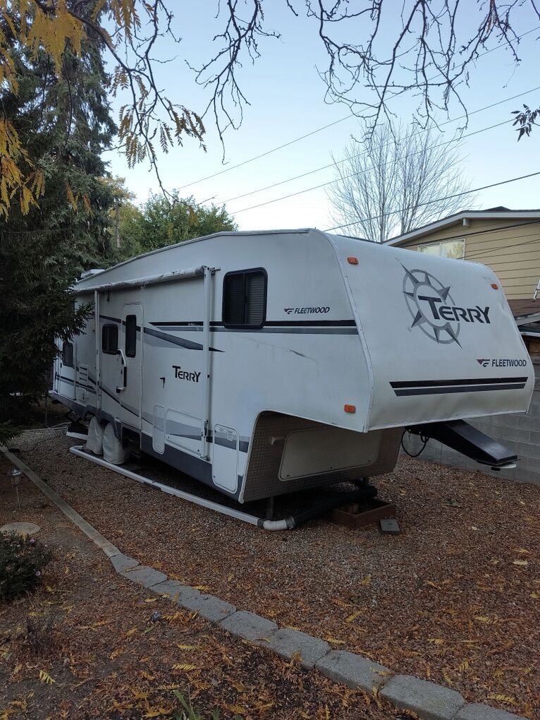 2006 Terry/Fleetwood 32' 5th Wheel Bunkhouse