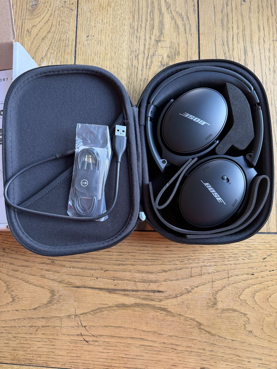 BOSE Quietcomfort 45 headphones (refurbished) by BOSE. NIB