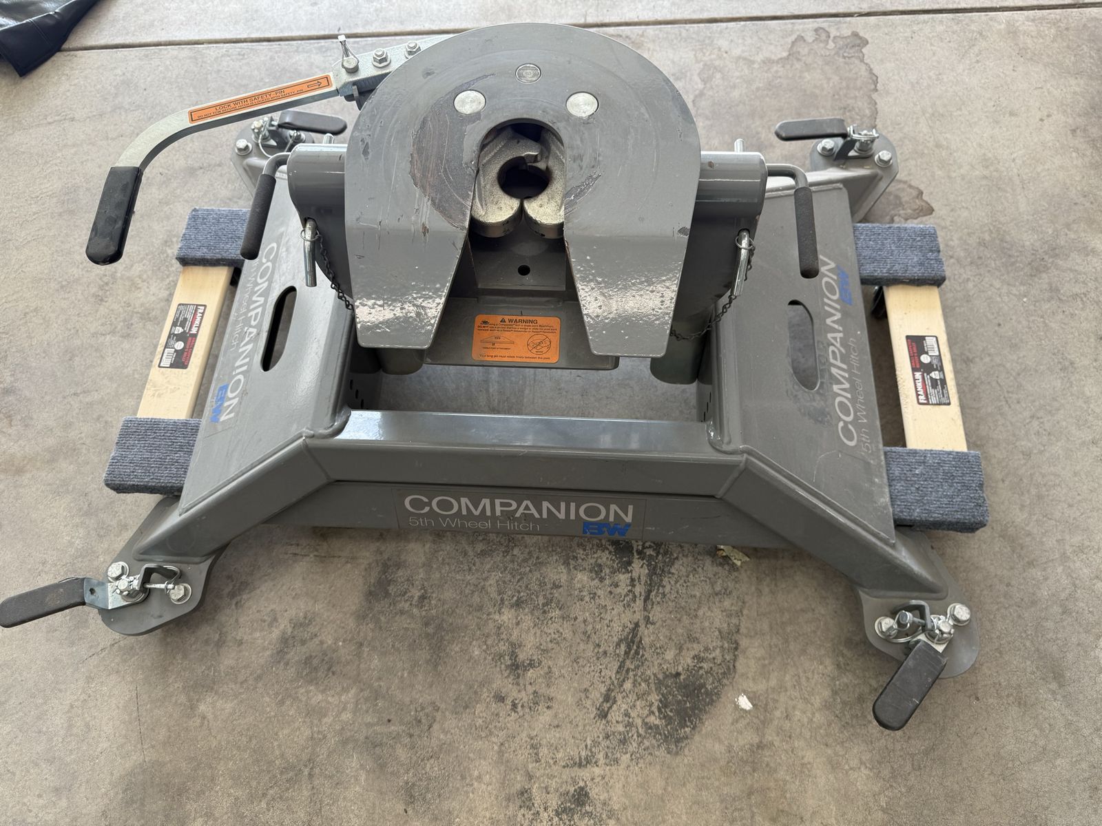 B&W Companion 5th Wheel Hitch For Ram Puck System