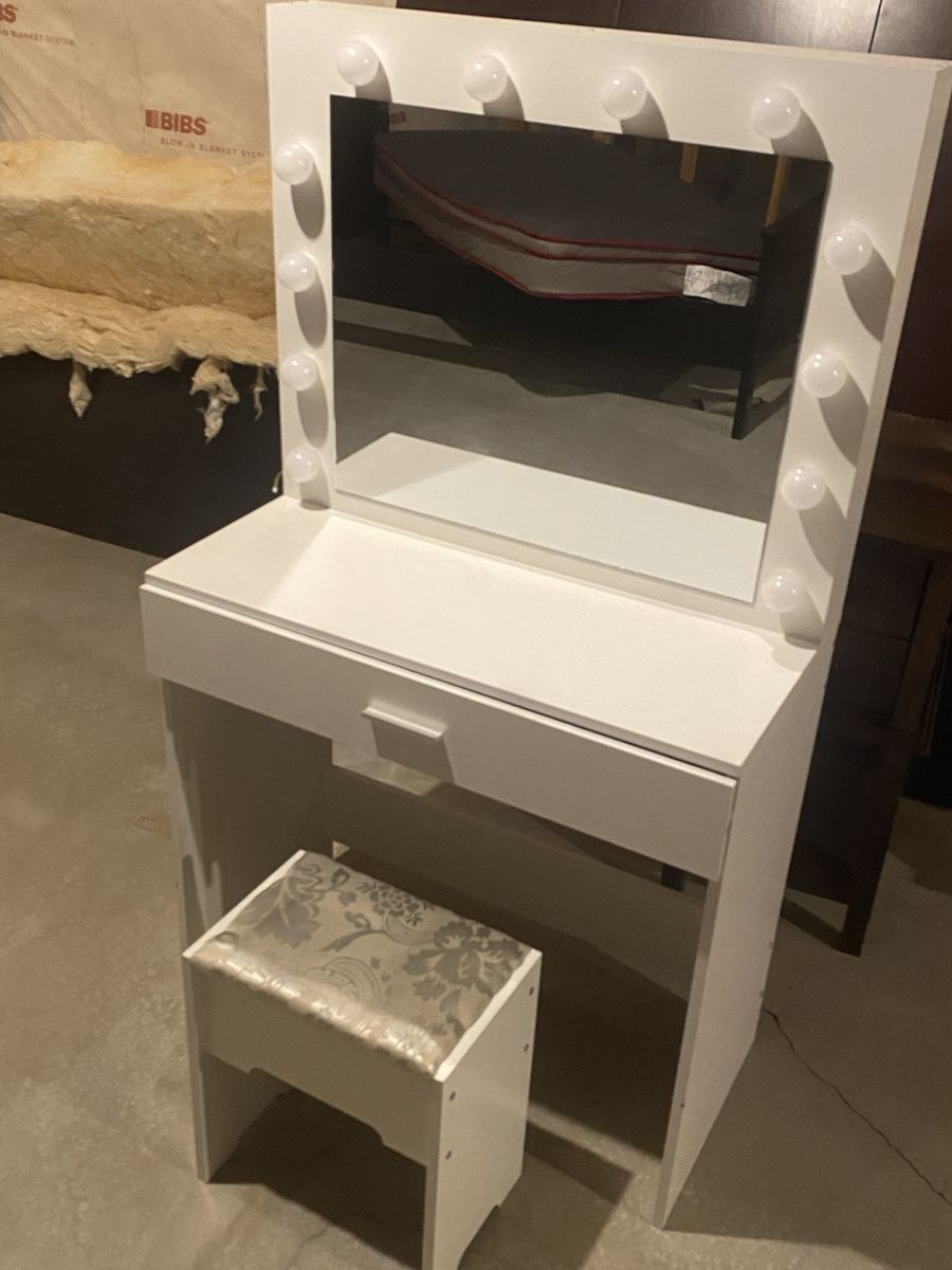 White Makeup Vanity Table Set with Lighted Mirror and Cushioned Stool
