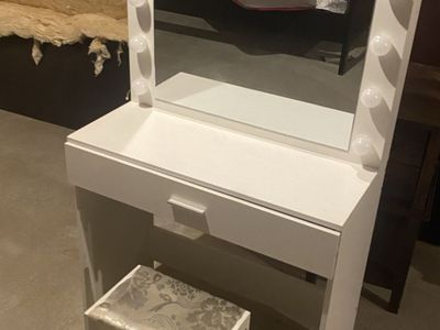 White Makeup Vanity Table Set with Lighted Mirror and Cushioned Stool