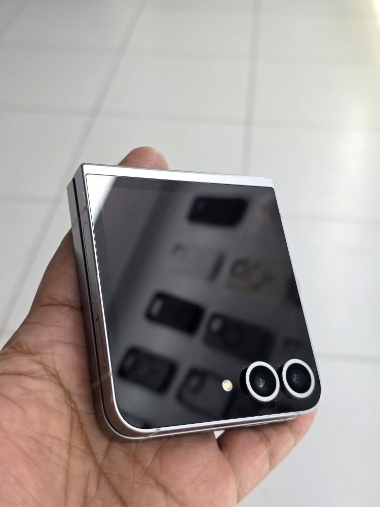 Samsung Galaxy Z Flip6 256GB Unlocked ( Like new - Not refurbhished )