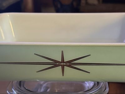 1960 Pyrex Atomic Starburst 2 Qt Space Saver Casserole Dish Model 575-B