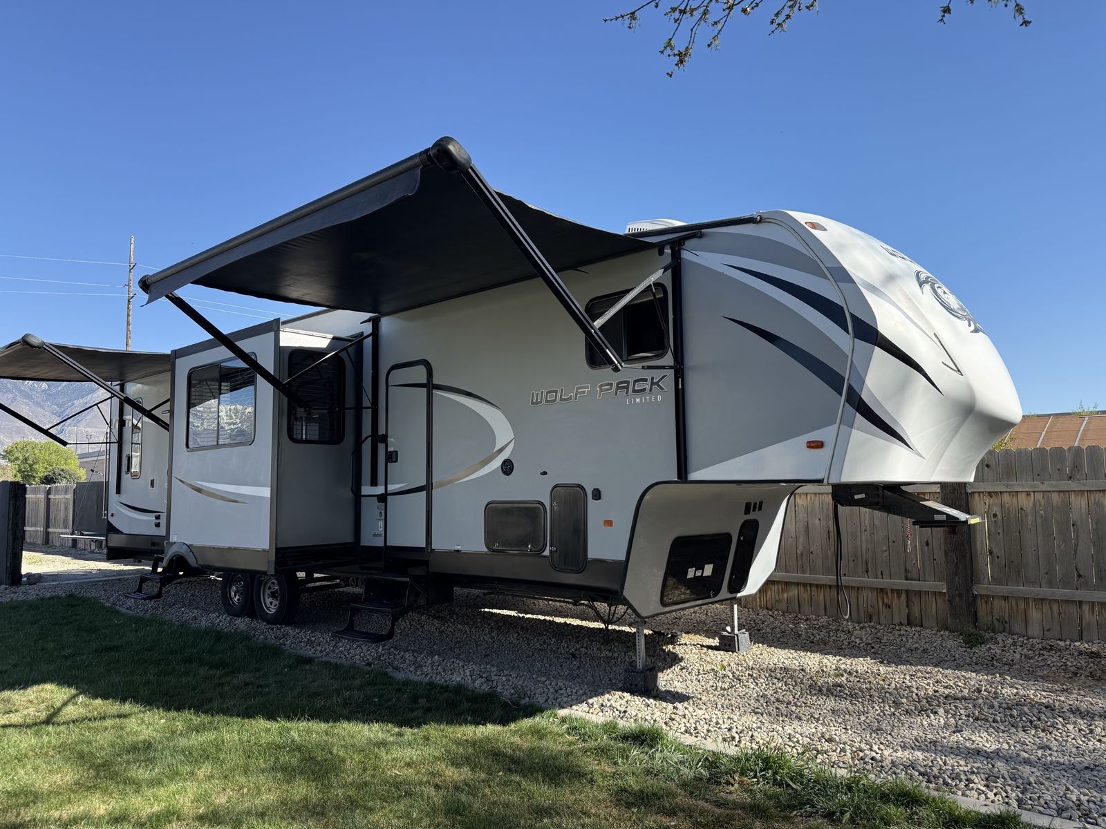 2018 Wolf Pack 325PACK13 Toy Hauler – Patio Deck – Bath & 1/2 – Generator – Upgraded & CLEAN