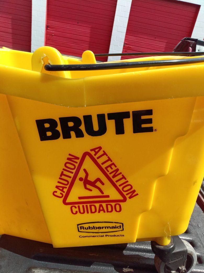 Brute Quality Made Mope Cleaning Bucket & Strainer