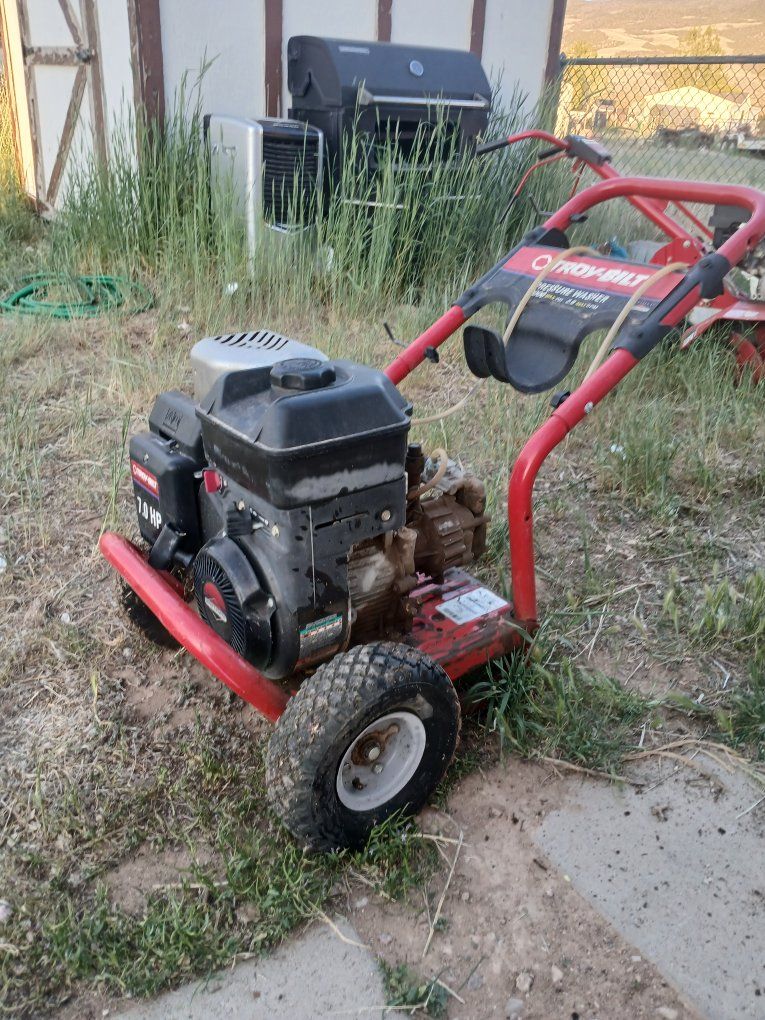 Troy-Bilt 3000 MAX PSI 2.8 MAX GPM Pressure Washer 7.0 HP Briggs & Stratton Engine