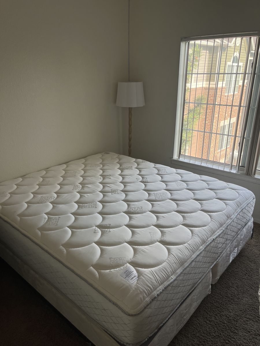 King size bed - set bed frame + mattress