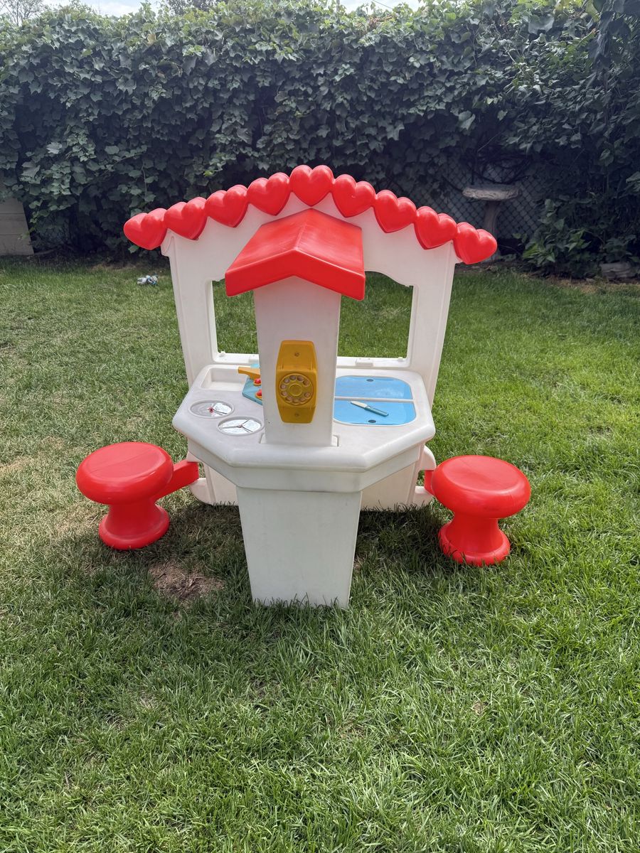 Plastic Outdoor Playhouse with Kitchen and Stools