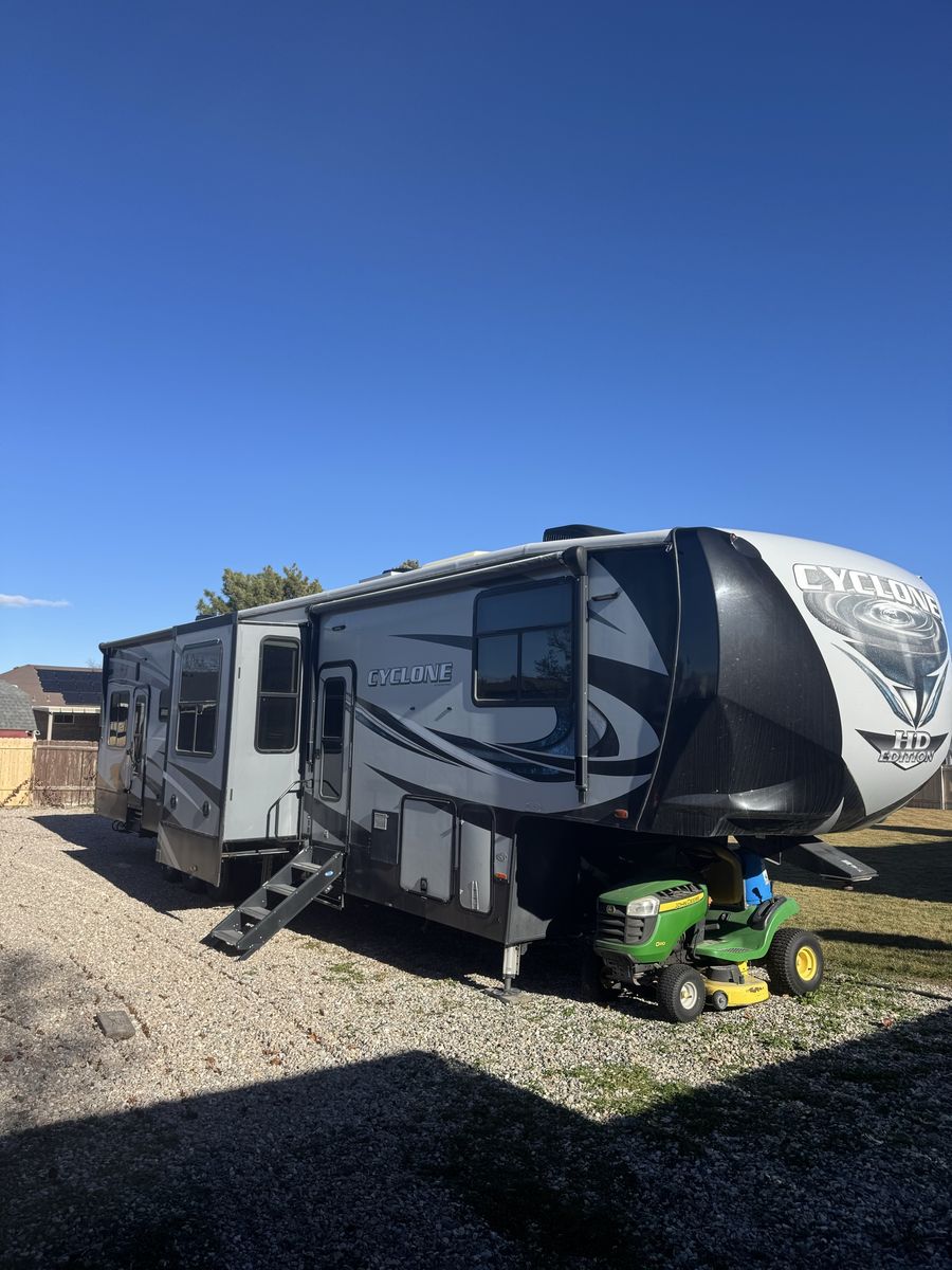 2018 Heartland Cyclone 4005 Toy Hauler 5th Wheel RV - 13' 6" Garage