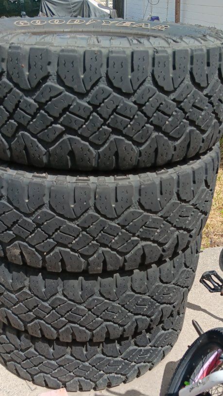 4 Goodyear Wrangler 285/70r17 LRE