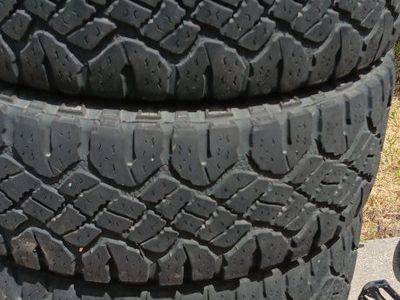 4 Goodyear Wrangler 285/70r17 LRE