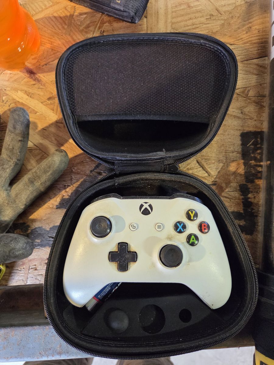 Xbox one wireless controller with case