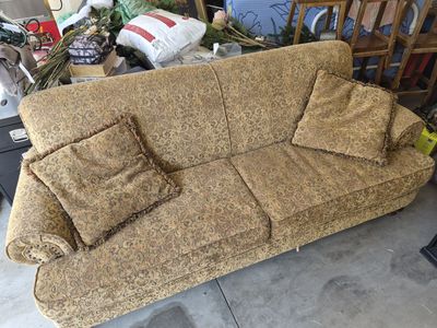 RC Willey (Alan White) 90 Inch Sofa-Couch