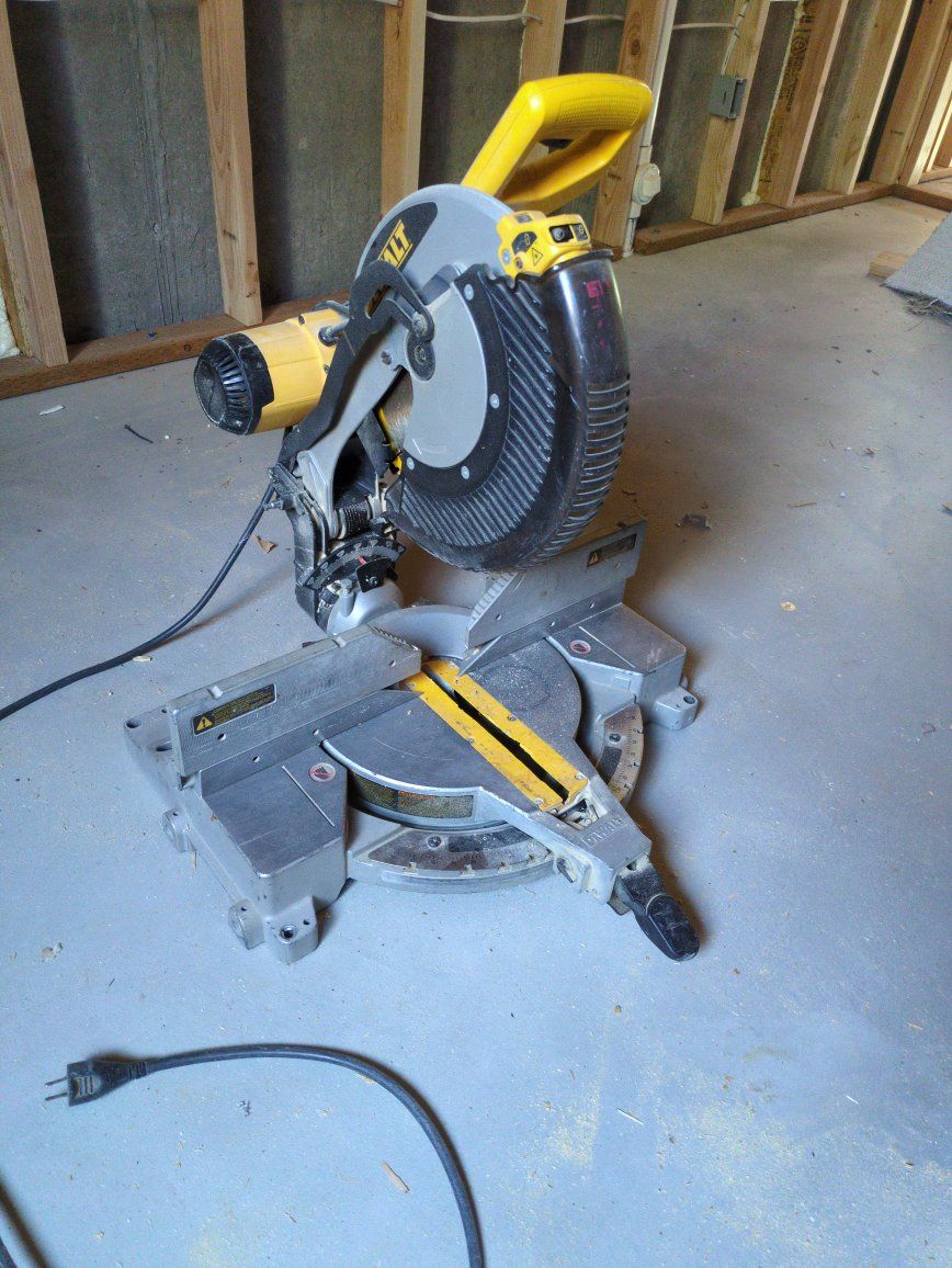 DeWalt 12" double bevel miter saw DW716