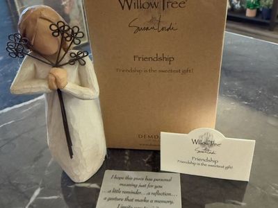 WillowTree Friendship Figurine